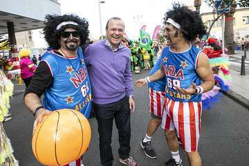 Unas 200.000 personas disfrutaron de la Gran Cabalgata del Carnaval de Una noche en Río (Foto TA)