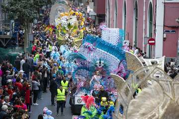 Unas 200.000 personas disfrutaron de la Gran Cabalgata del Carnaval de Una noche en Río (Foto TA)
