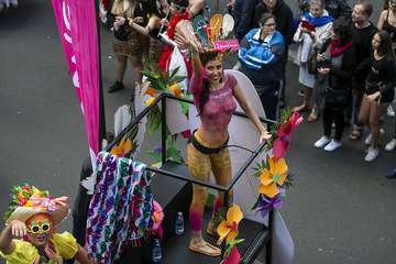 Unas 200.000 personas disfrutaron de la Gran Cabalgata del Carnaval de Una noche en Río (Foto TA)