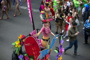 Unas 200.000 personas disfrutaron de la Gran Cabalgata del Carnaval de Una noche en Río (Foto TA)
