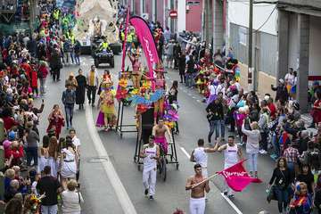 Unas 200.000 personas disfrutaron de la Gran Cabalgata del Carnaval de Una noche en Río (Foto TA)