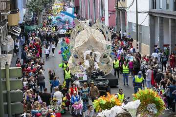 Unas 200.000 personas disfrutaron de la Gran Cabalgata del Carnaval de Una noche en Río (Foto TA)
