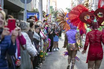 Unas 200.000 personas disfrutaron de la Gran Cabalgata del Carnaval de Una noche en Río (Foto TA)