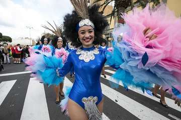 Unas 200.000 personas disfrutaron de la Gran Cabalgata del Carnaval de Una noche en Río (Foto TA)