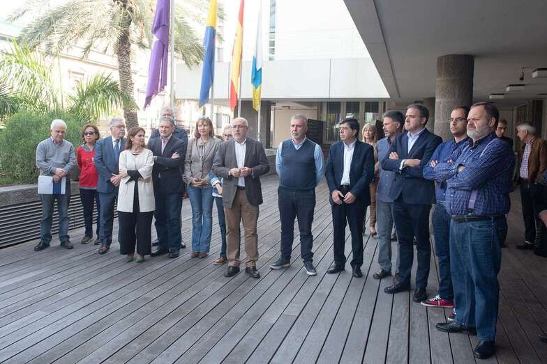 Miembros de la Corporación insular, este lunes a las puertas de la Institución (Foto TA)