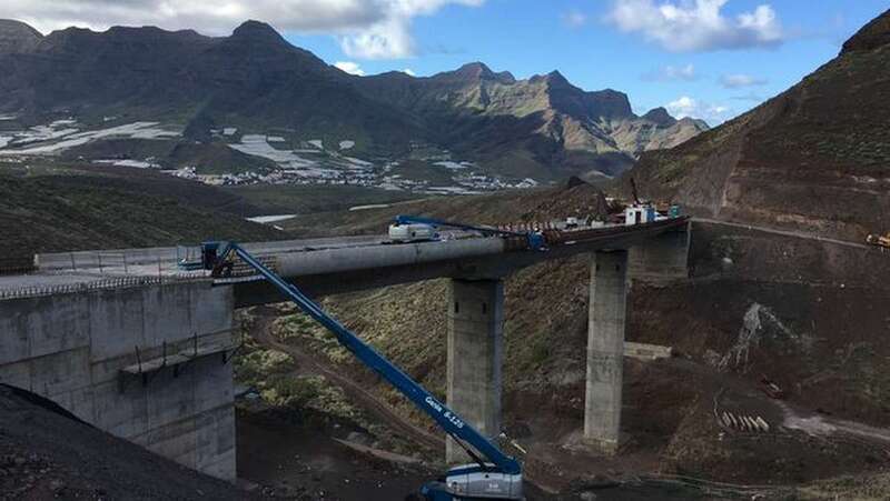 Imagen de archivo de la construcción de un puente en la nueva carretera de La Aldea (Foto TA)
