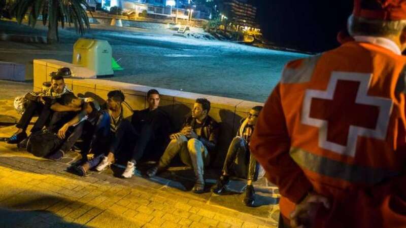 Imagen de los migrantes poco después de tocar tierra en San Agustín (Foto Canarias7 / Borja Suárez)