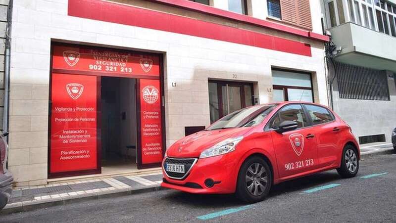 Imagen de archivo de uno de los vehículos de Sinergias de Vigilancia y Seguridad en la sede de la empresa (Foto TA)