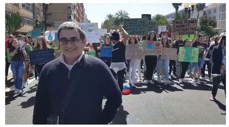 En la imagen, el presidente del Colectivo Turcón, Honorio Galindo, en la protesta de este viernes en la capital grancanaria (Foto TA)