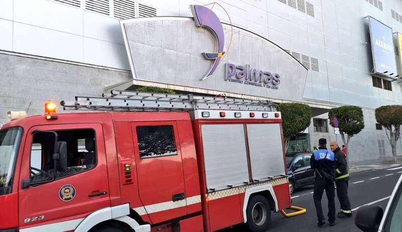 Bomberos y Policía Local en la zona del siniestro (Foto TA)