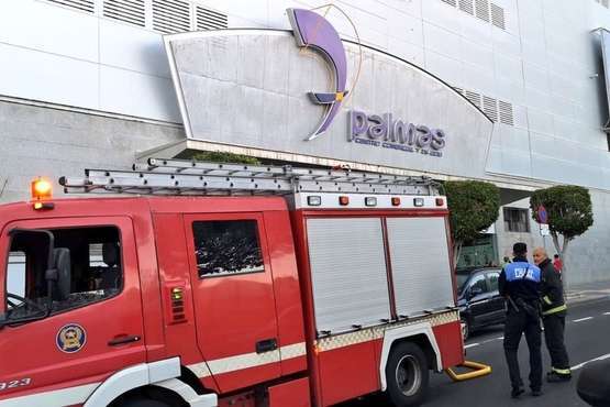 Arde una tienda de animales en el Centro Comercial 7 Palmas (Foto TA)