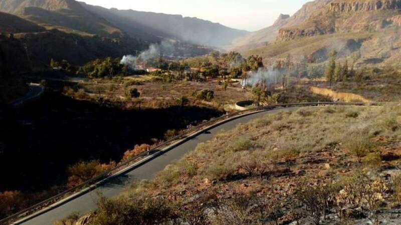 Así está la zona afectada por el incendio en Fataga en la mañana de este domingo, en una imagen facilitada por el Cabildo grancanario (Foto TA)