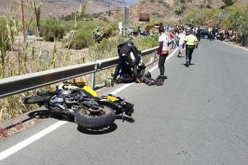 Tres jóvenes heridos de carácter grave al colisionar tres motos y un turismo en Fataga (Foto TA)