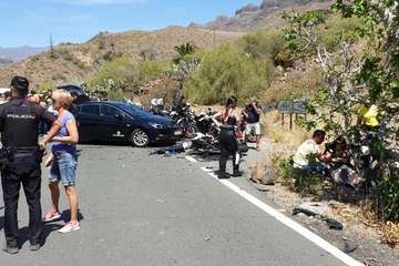 Tres jóvenes heridos de carácter grave al colisionar tres motos y un turismo en Fataga (Foto TA)
