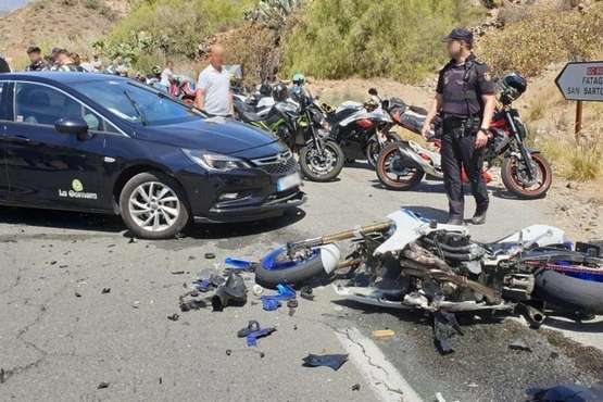 Tres jóvenes heridos de carácter grave al colisionar tres motos y un turismo en Fataga (Foto TA)