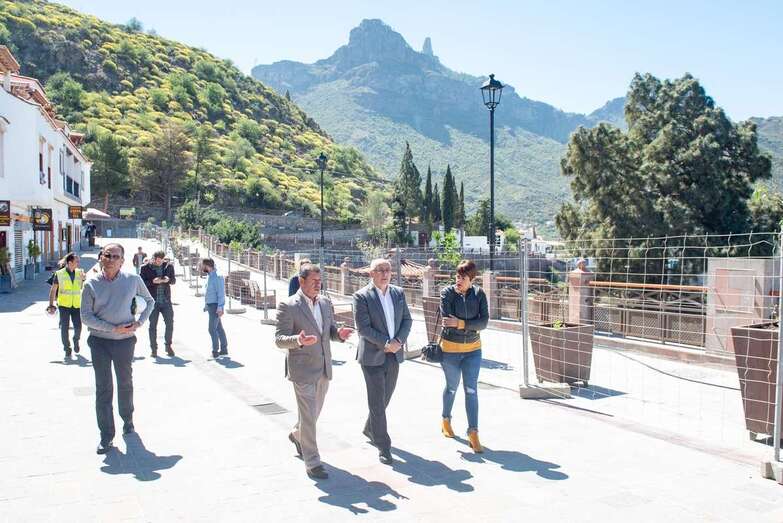 Antonio Morales y Francisco Perera recorrieron este martes la calle Domingo Hernández Guerra y el aparcamiento (Foto TA)