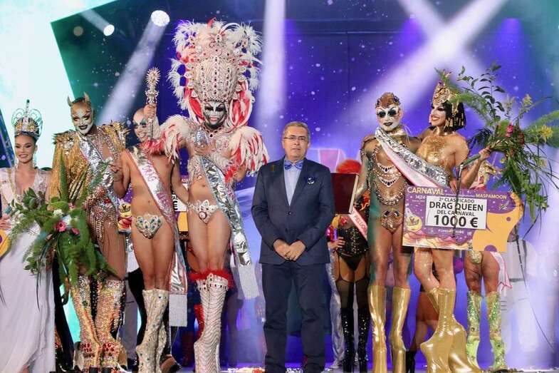 El alcalde de San Bartolomé de Tirajana con los drags premiados (Foto TA)