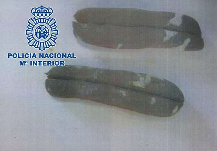 Imagen de los dos trozos de hachís que el preso recibió de sus familiares (Foto TA)