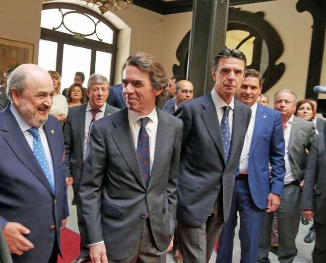 De izquierda a derecha, el presidente del Gabinete Literario, el expresidente Aznar y el exministro José Manuel Soria (Foto Acfi Press)
