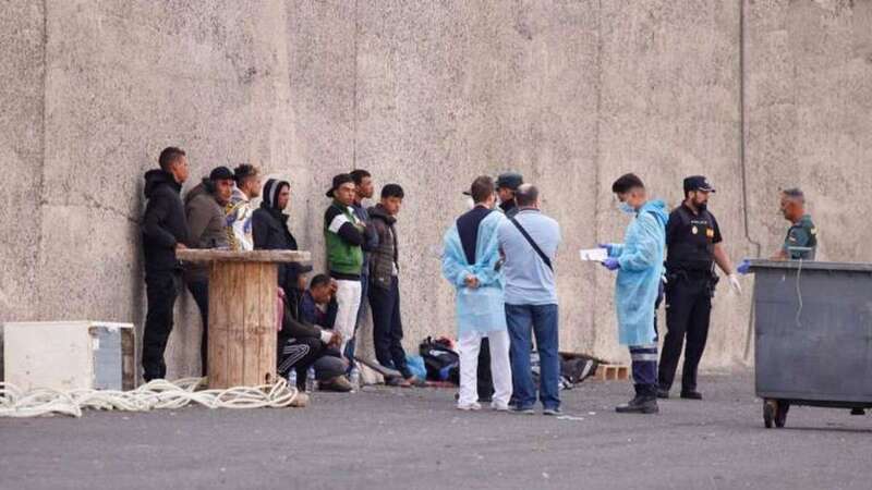 Imagen de los migrantes en el muelle de Arguineguín (Foto Canarias7 / Borja Suárez)