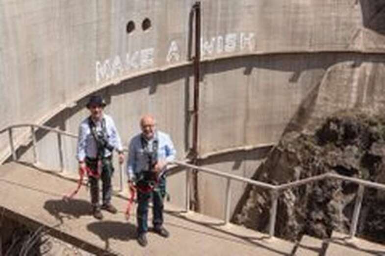 El presidente grancanario Antonio Morales junto al consejero Miguel Hidalgo, en la presa de Soria (Foto TA)