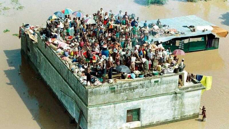 Víctimas del ciclón en Mozambique esperan a ser rescatados en el techo de una construcción (Foto Canarias7)