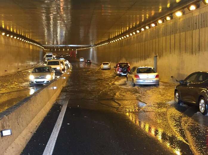 Los túneles de Julio Luengo, inundados por las lluvias caídas este miércoles (Foto TA)