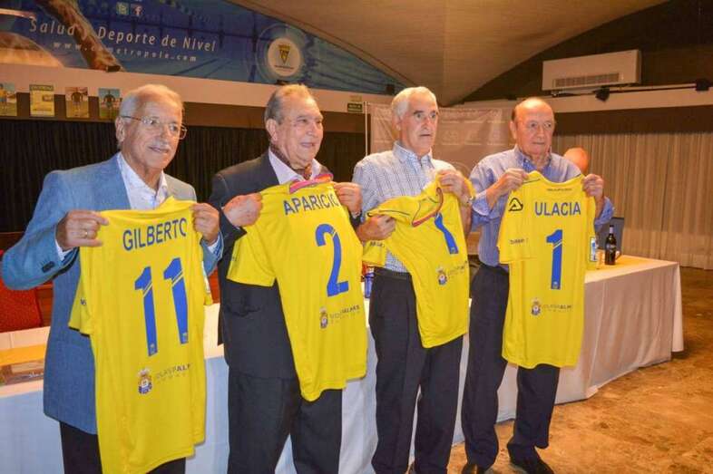 Ernesto Aparicio, el segundo por la izquierda (Foto TA)