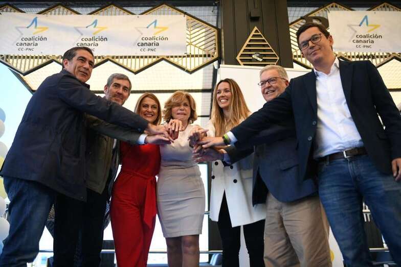 Los máximos dirigentes de CC arroparon la presentación de María Fernández (Foto TA)