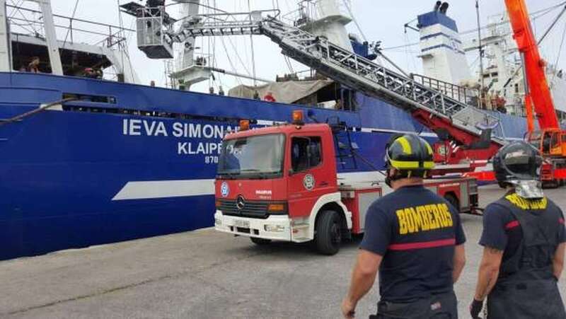 Bomberos de Las Palmas de Gran Canaria apagando un fuego en el Puerto  (Foto TA)