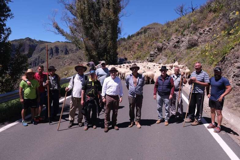 ntonio Morales y Miguel Hidalgo pudieron comprobar la pericia del pastor a su paso por la Cruz de Tejeda (Foto TA)
