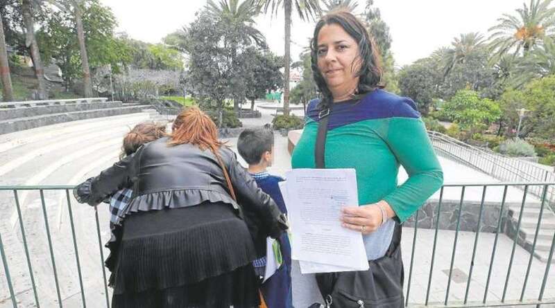 Mónica Grimón, madre de Pablo, enseña el recurso presentado contra la resolución de Educación. Detrás, su mujer con los dos hijos de la pareja (Foto Canarias7)