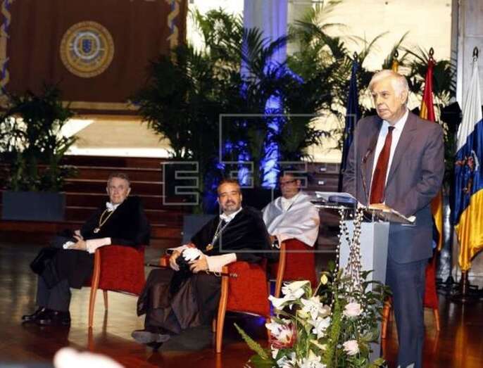 El escritor peruano y miembro de la Cátedra Vargas Llosa Alonso Cueto (d) durante la conferencia que ofreció este viernes (Foto Efe/Elvira Urquijo A.)