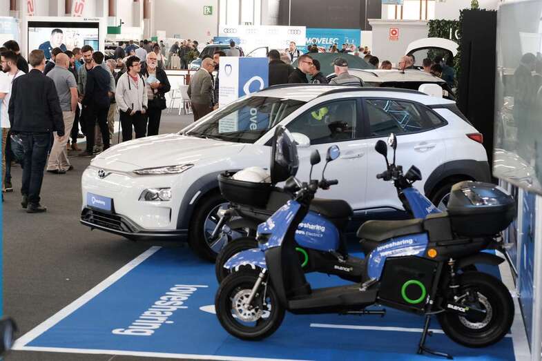 Entre los expositores está la única empresa en España que reconvierte un coche de combustible en eléctrico (Foto TA)