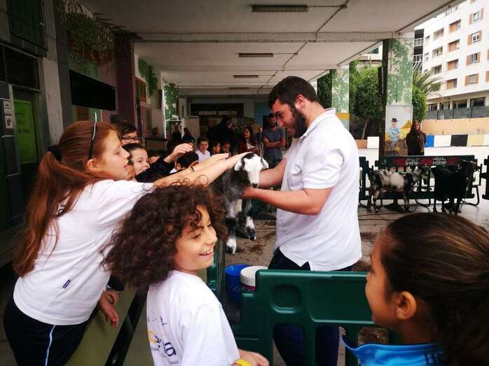 Los alumnos del Colegio Iberia pudieron tocar este lunes a una pareja de cabras y un baifo, y conocer los secretos de la alfarería (Foto TA)