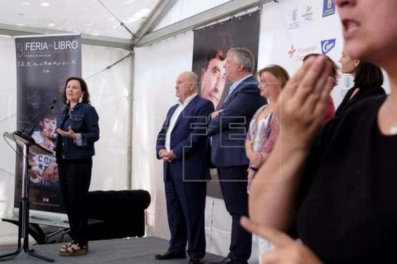 La escritora participó este martes en la inauguración de la Feria del Libro de la capital grancanaria (Foto EFE / Ángel Medina G.)