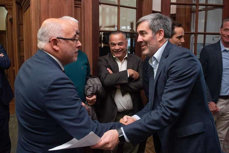 Antonio Morales y Fernando Clavijo, saludándose en una imagen de archivo (Foto TA)