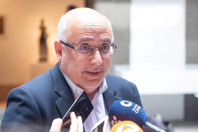 El presidente grancanario Antonio Morales, este miércoles anunciando la medida a los medios de comunicación (Foto TA)