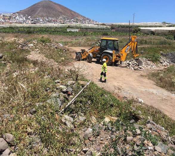 La iluminación de La Laja, la vieja gasolinera y el talud de Jinámar, modificarán la entrada sur a la capital (Foto TA)