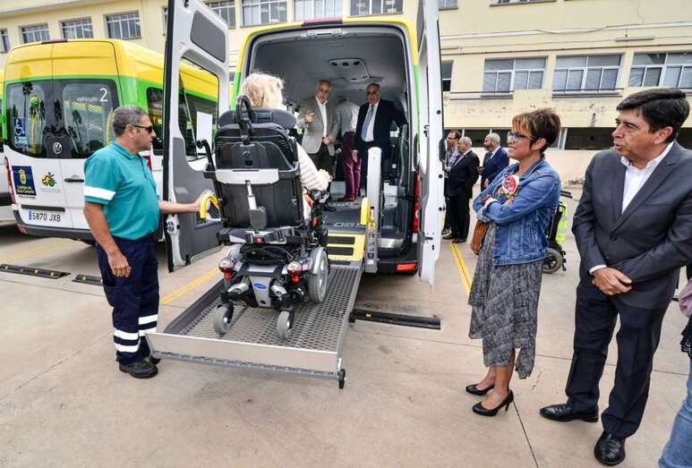 Imagen de archivo de la presentación de los nuevos vehículos para el transporte adaptado en Gran Canaria (Foto TA)