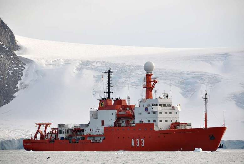 El Hespérides (A-33), en una de sus campañas antárticas (Foto Armada Española)
