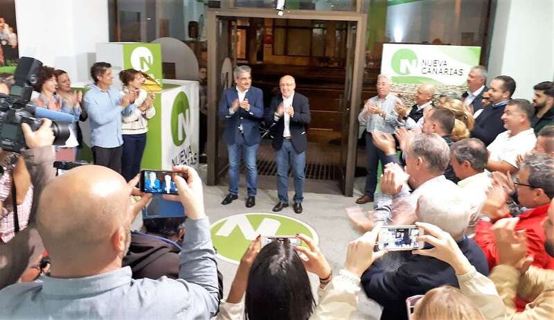 Antonio Morales, a su llegada de madrugada a la sede de Nueva Canarias (Foto TA)