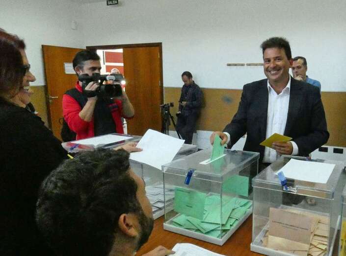 Luis Ibarra, este domingo depositando sus votos (Foto TA)