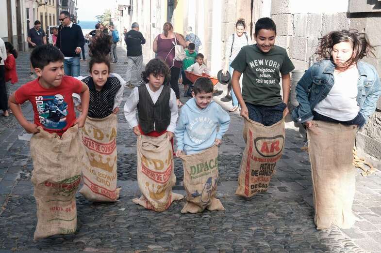 Niños participantes en las carreras de sacos (Foto TA)
