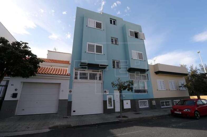Vista del edificio de la calle Tamadaba, donde presuntamente se cometió el crimen (Foto Efe)