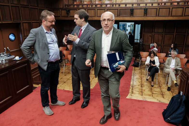 Antonio Morales (d), a su llegada al último Pleno de la Corporación insular (Foto TA)