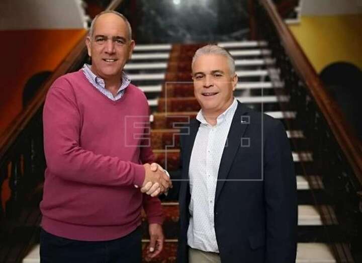 El socialista Gonzalo Rosario (d) y el popular Sergio Nuez (i), futuros alcaldes de Teror (Foto Efe)