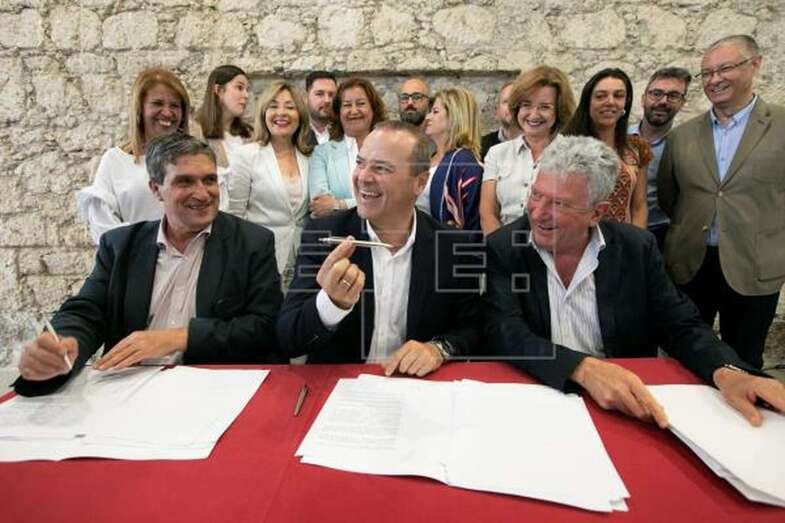 Imagen de la firma del acuerdo, este viernes (Foto Efe / Quique Curbelo)