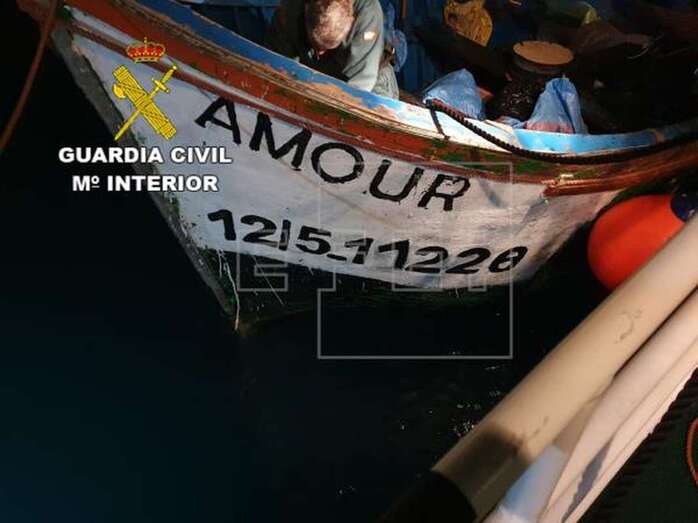 Imagen de la patera facilitada por la Guardia Civil (Foto Efe)