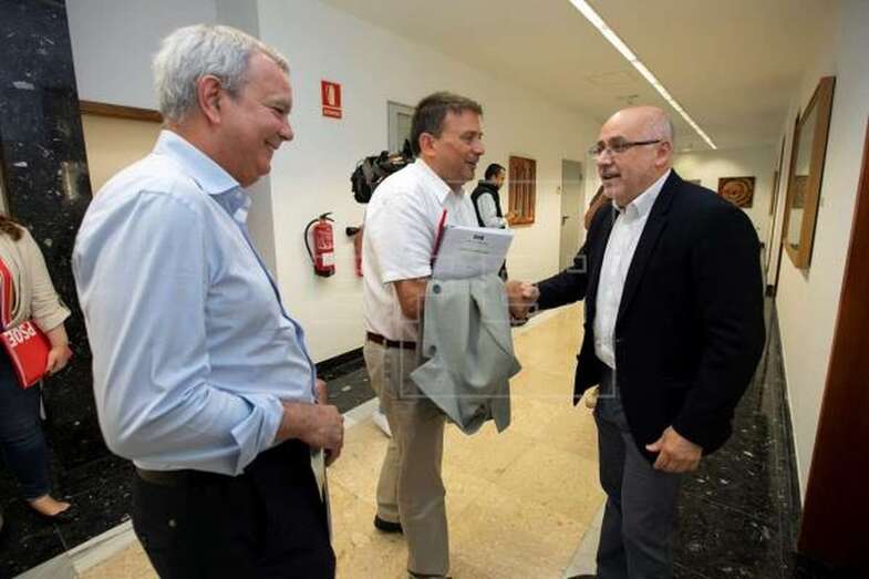 Los socialistas Sebastián Franquis y Luis Ibarra, saludan a Antonio Morales (Foto Efe)